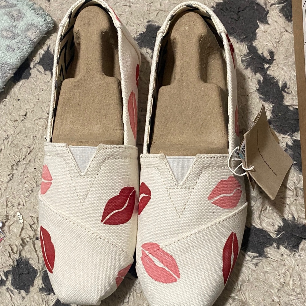 Handpainted lip white Tom’s women’s size 7